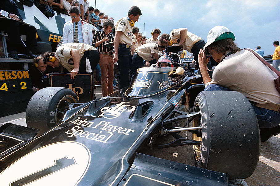 Lotus mechanics around Emerson Fittipaldi's car
