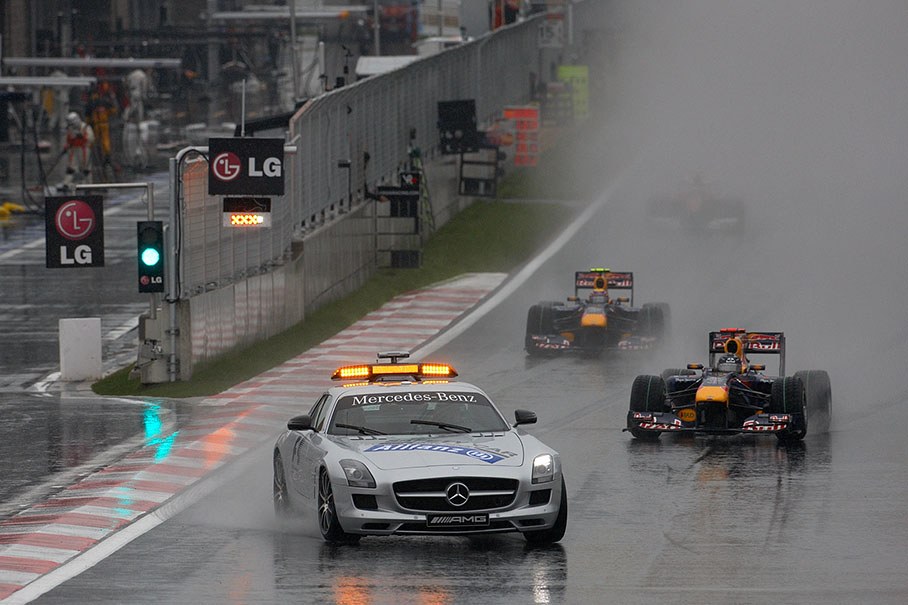 A rainy start on a brand new race track behind the safety car, the two Red Bull-Renaults in the lead
