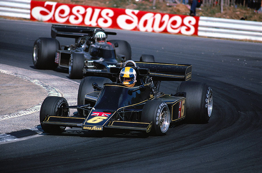 Gunnar Nilsson, Lotus Ford-Cosworth leading Tom Pryce, Shadow Ford-Cosworth