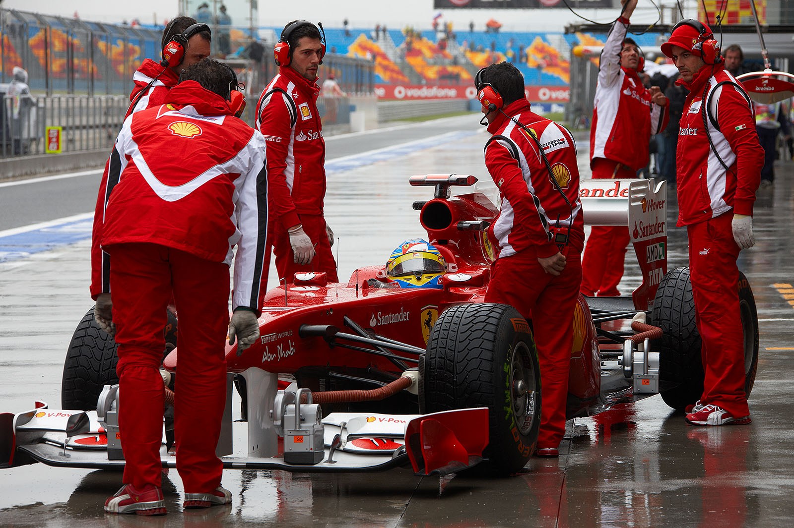 Fernando Alonso sourrounded by Ferrari mechanics