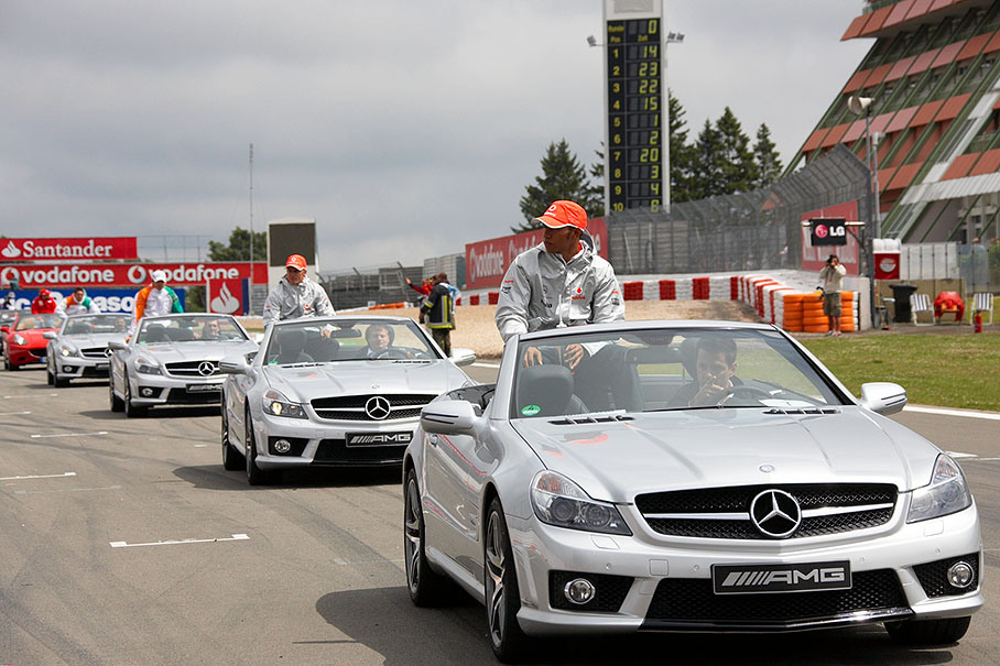 After one lap the drivers parade arrives again