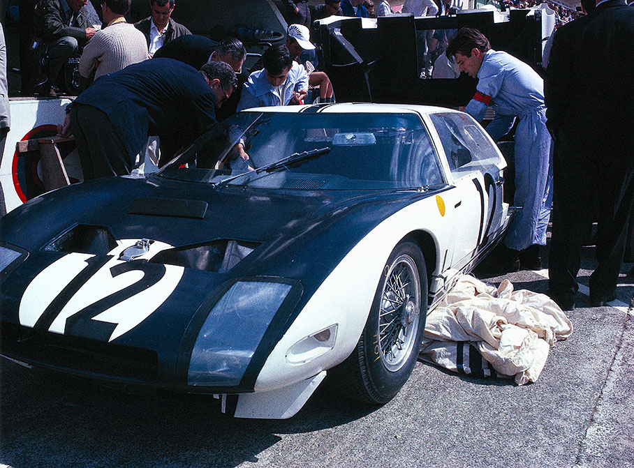 Richard Attwood's (GB) and Jo Schlesser's (F) Ford GT40 GT/104 in pits