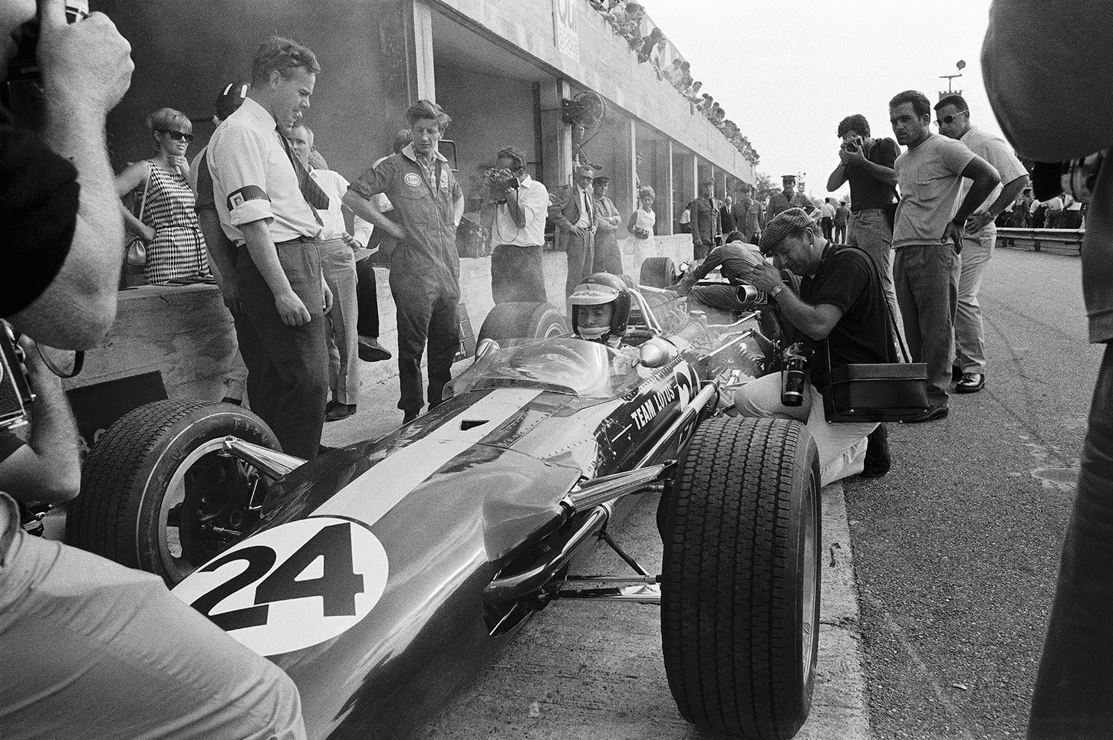 Jim Clark, Lotus, in pits. Next to him Keith Duckworth (white shirt) of Cosworth.