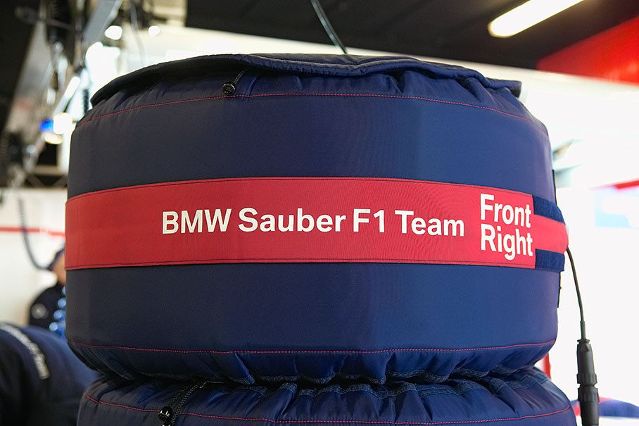 Tyre warmer.