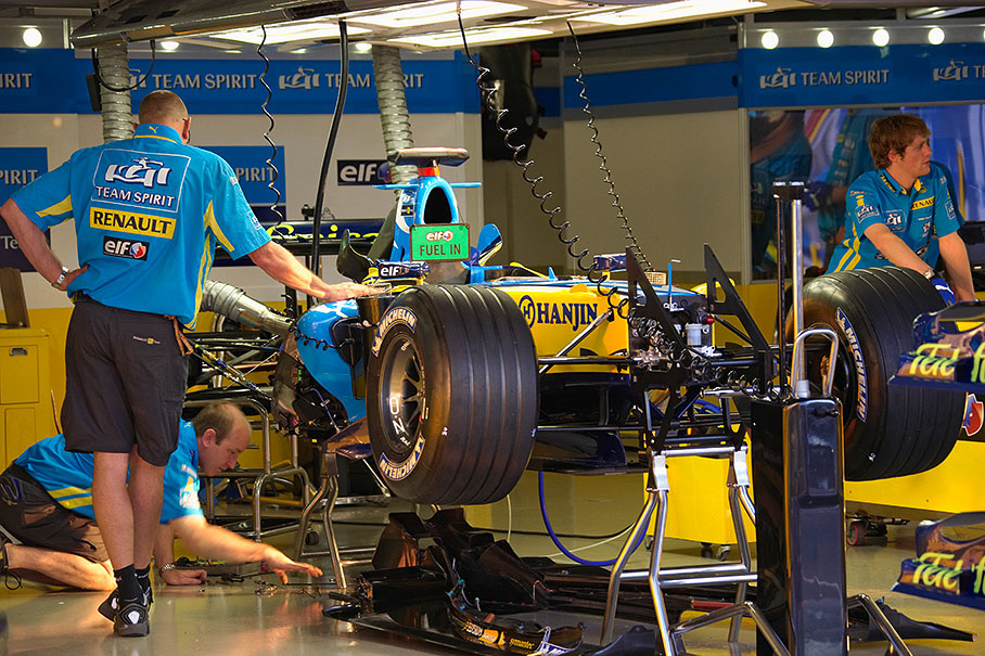 A shy glance into Renault pits