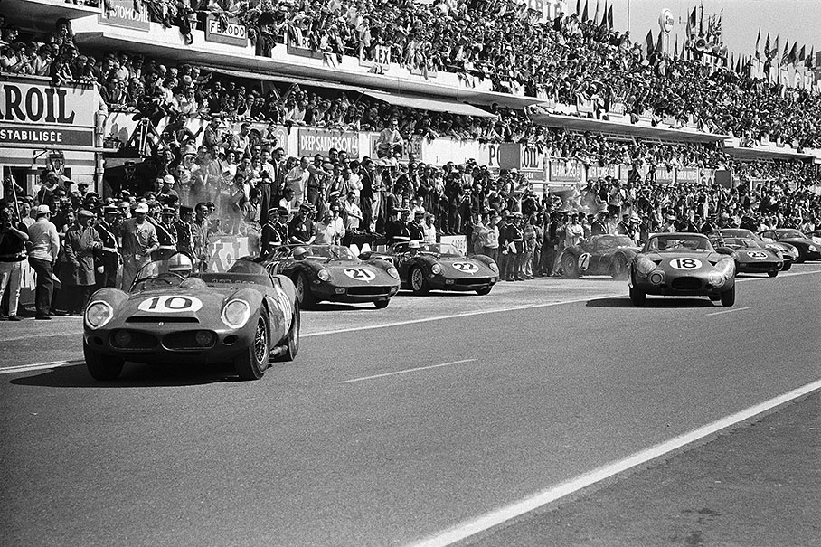 Start of 24h Le Mans 1963 with Pedro Rodriguez in the lead with his Ferrari 330 TRI no. 10