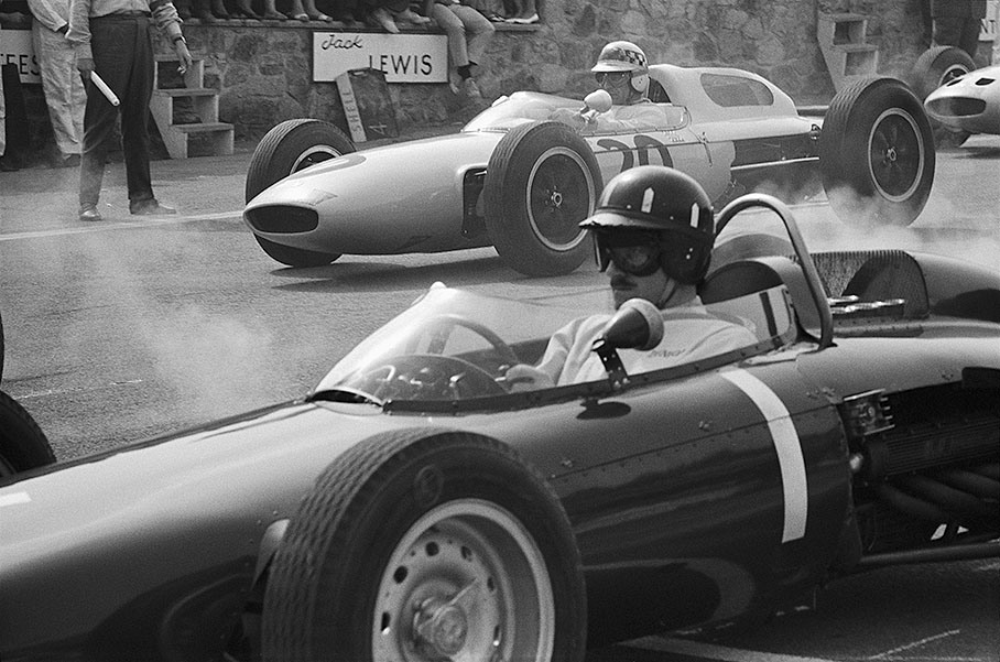 The start, Graham Hill (BRM) in the front, in the back Innes Ireland (Lotus)