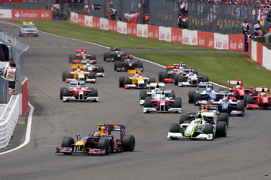 The start field enters first corner, Vettel in the lead, closely followed by Brawn GP's Barrichello and Red Bull team mate Webber