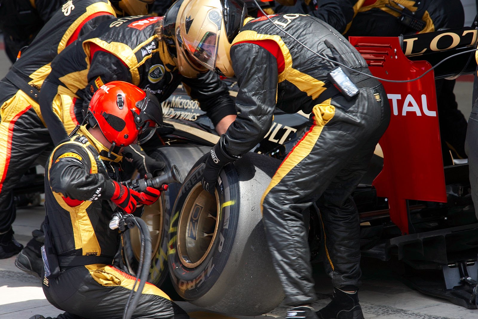 Kimi Raikkonen, Lotus F1 team, has his rear left tyre put on with a short delay