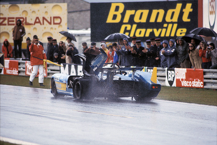 Cheers for the winning Matra-Simca MS670 01 on the honoury lap