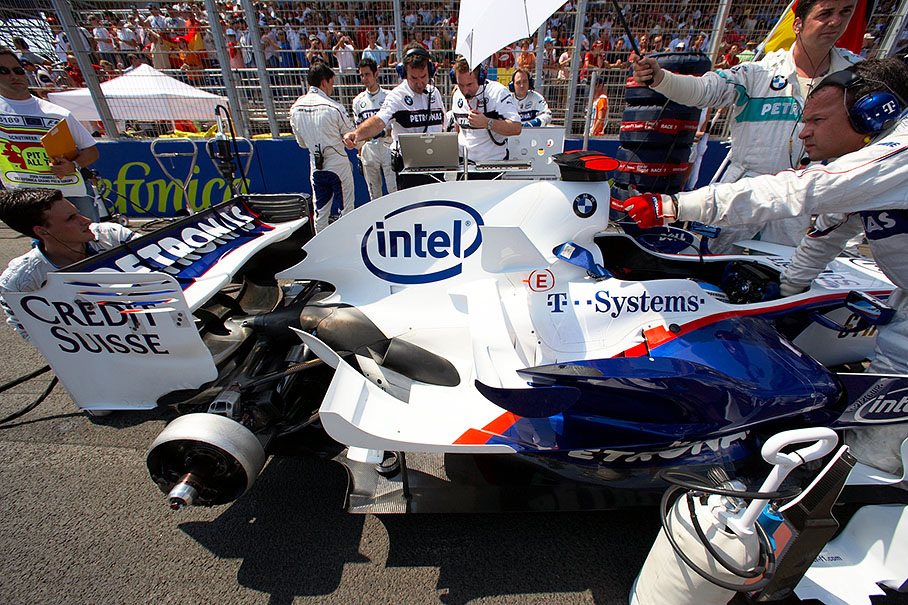 Nick Heidfeld's BMW Sauber and crew on grid