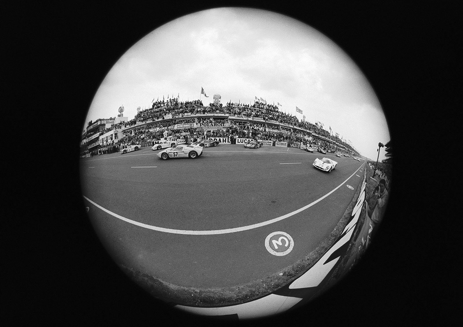 Start for the 1967 24h of Le Mans: Ronnie Bucknum, Ford Mk IIB (no. 57), 5th on the grid, jumps ahead into the lead by passing the Mk IVs of McLaren (no. 2) Bianchi (no. 3) and Hulme (no. 4) as well as the Chaparral of Spence (no. 7). Car no. 25 on the right is the Ferrari of Rodriguez.