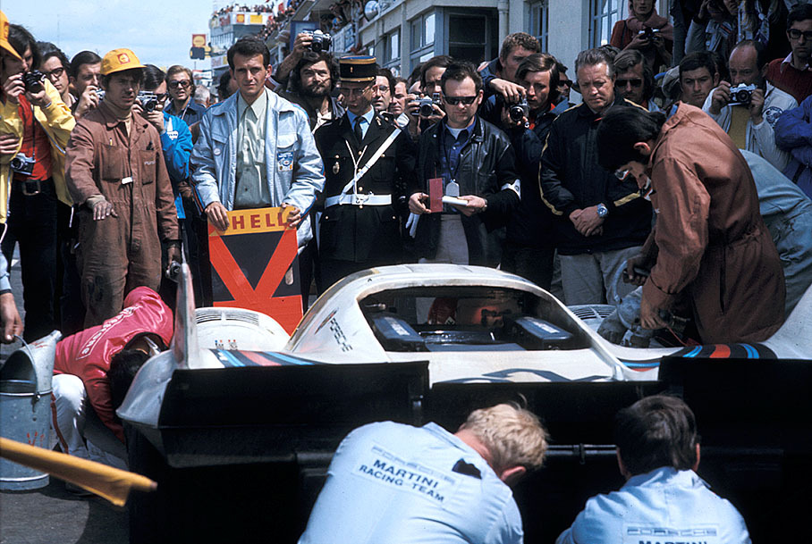 Exchange of drivers of Helmut Marko (A) and team mate Gijs van Lennep (NL) during a service stop of the later winning Porsche 917K 053 at Martini International Racing Team pits