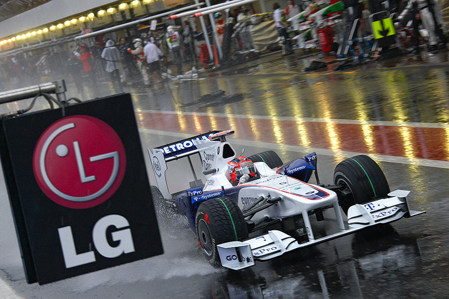 Robert Kubica, BMW Sauber F1, ploughs over Brazil's flooded pitlane