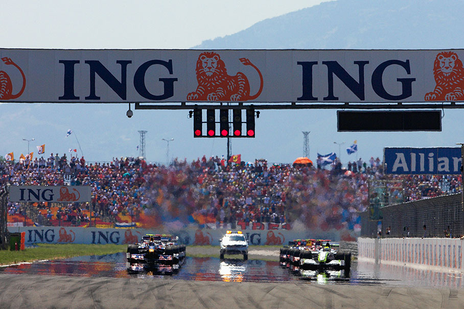 The grid from the front a second before take-off