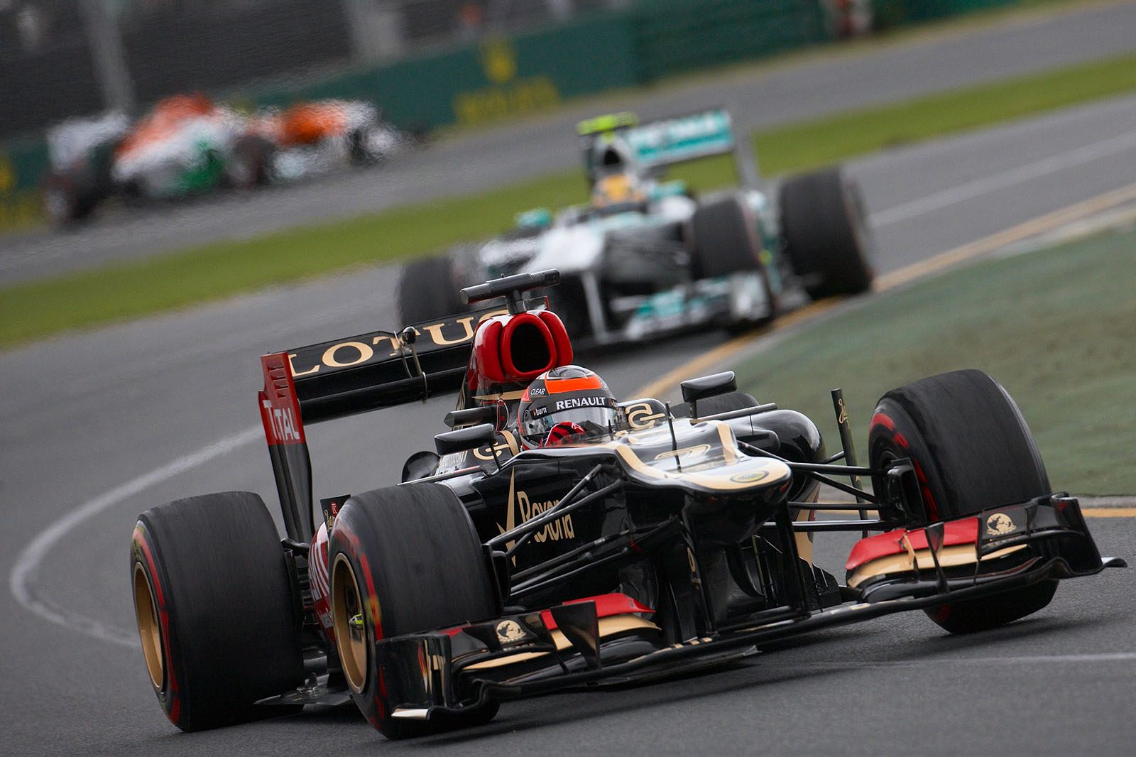 Kimi Raikkonen, Lotus F1 team, in front of Hamilton