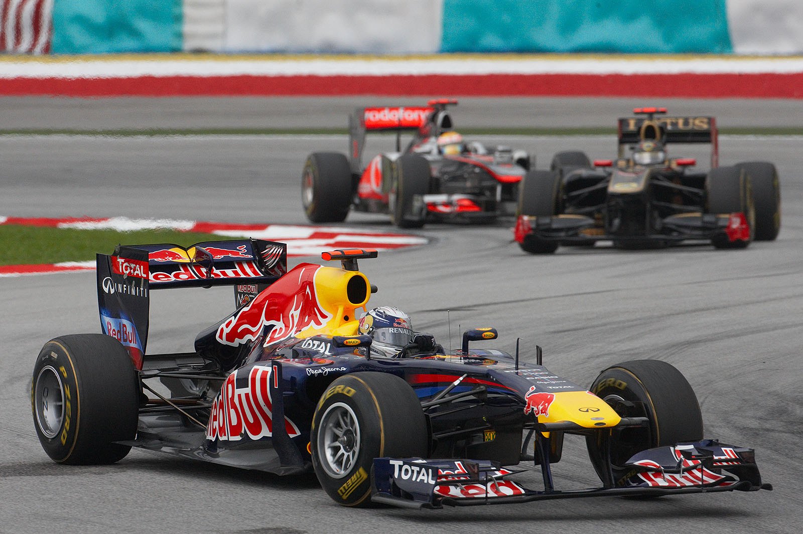 One lap after the start, Red Bull's Vettel already enlarges the gap to second positioned Heidfeld and chaser Hamilton