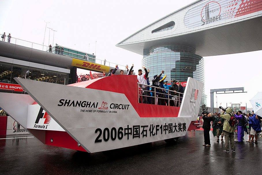 Bad weather forced the organisers to find for the drivers presentation a safe alternative to the usual truck