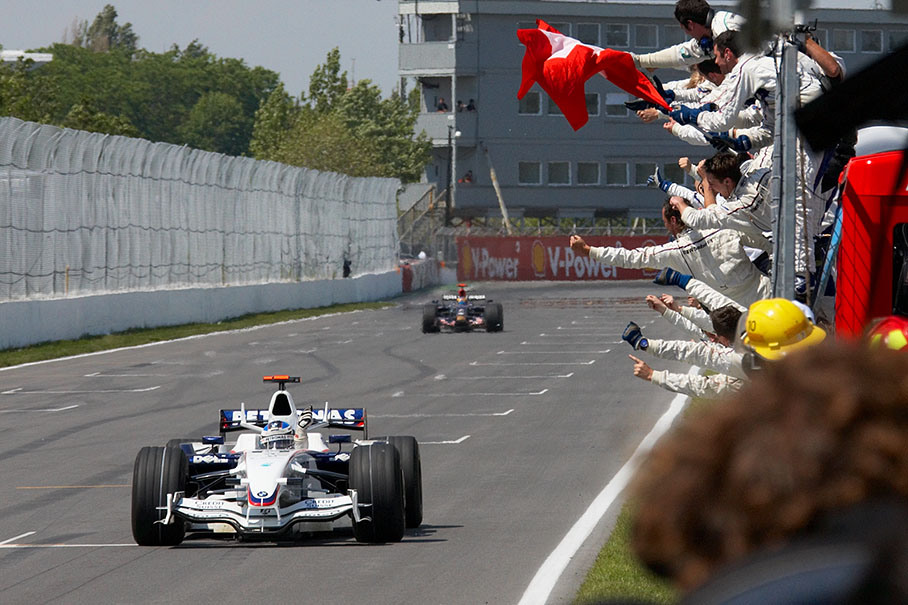 Nick Heidfeld becomes second placed and passes his cheering BMW Sauber team