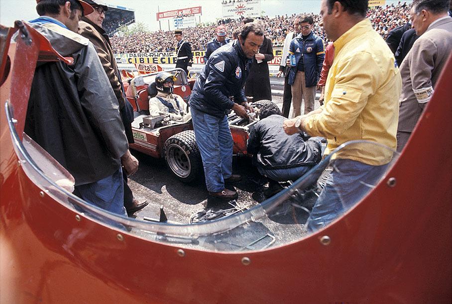Andrea de Adamich (I) at pits in the fourth placed Alfa Romeo T33/TT/3