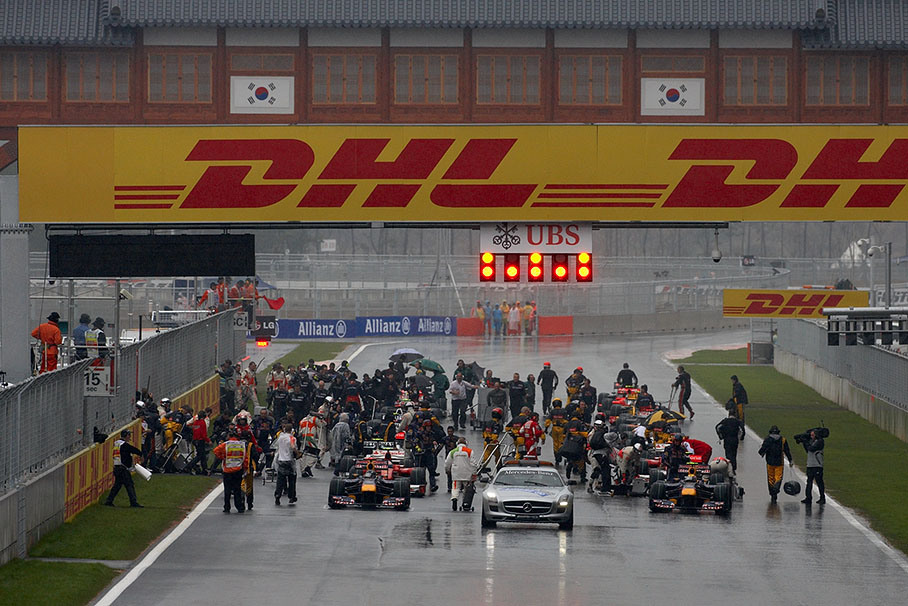 The race on the brand new Korean race track is suspended for 45 minutes because of the heavy rain - the two Red Bull-Renaults stand on the grid behind the safety car
