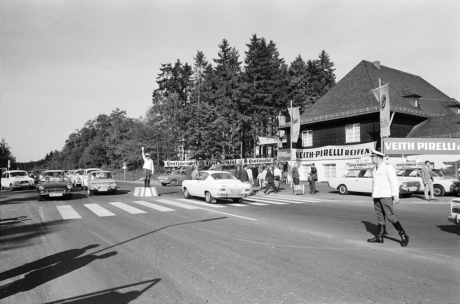 Managed crossroads traffic for the N¸rburgring's visitors