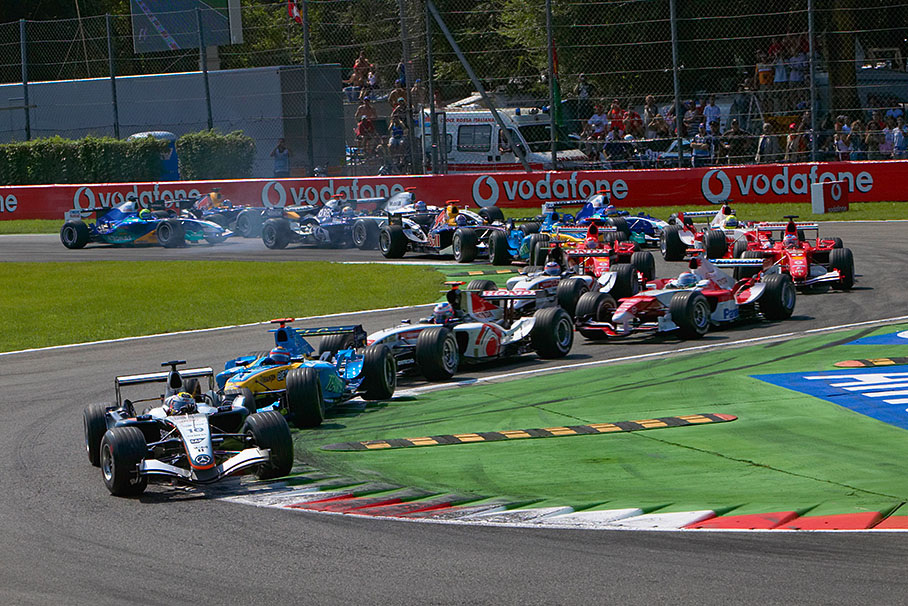Start, JP Montoya (McLaren) leading, followed by Alonso (Renault) and Button (BAR).