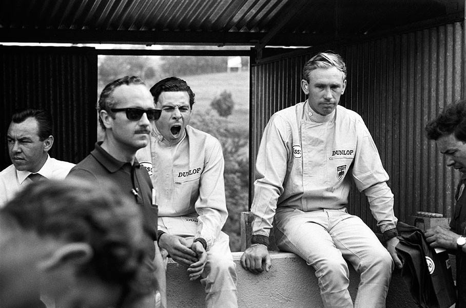 In Clermont-Ferrand waiting fatigues Jim Clark, team boss Colin Chapman and team mate Mike Spence.