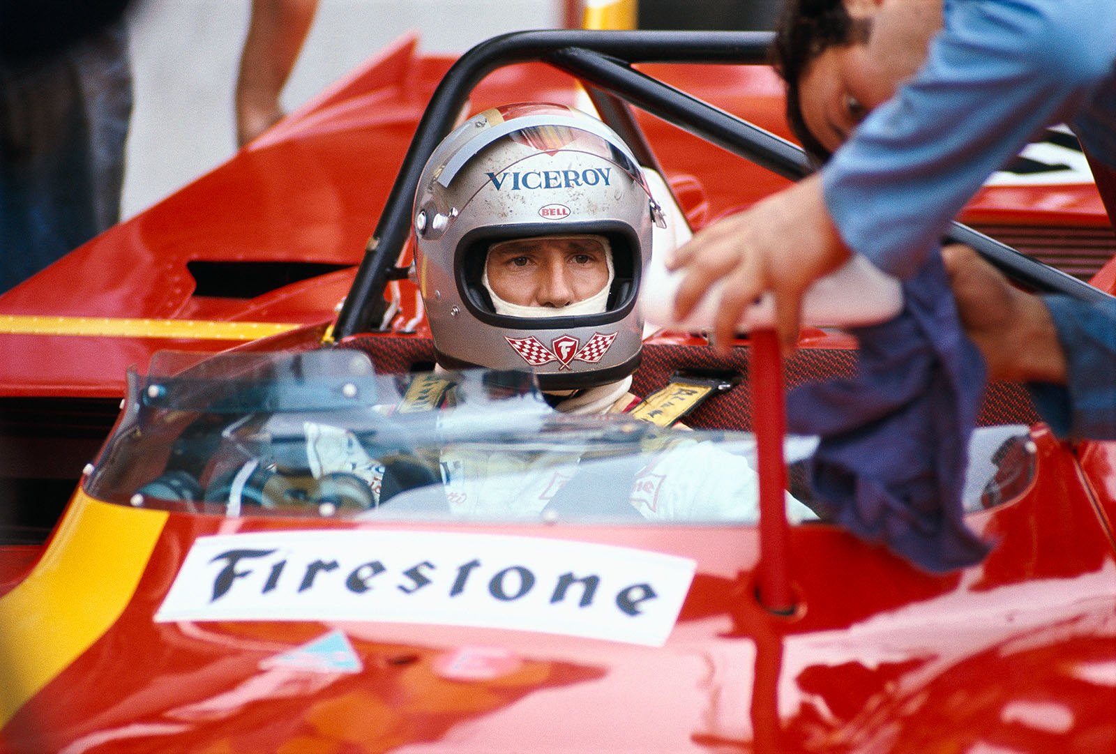 Mario Andretti (USA) gets the rear view mirror of the winning Ferrari 312 PB #0888 cleaned