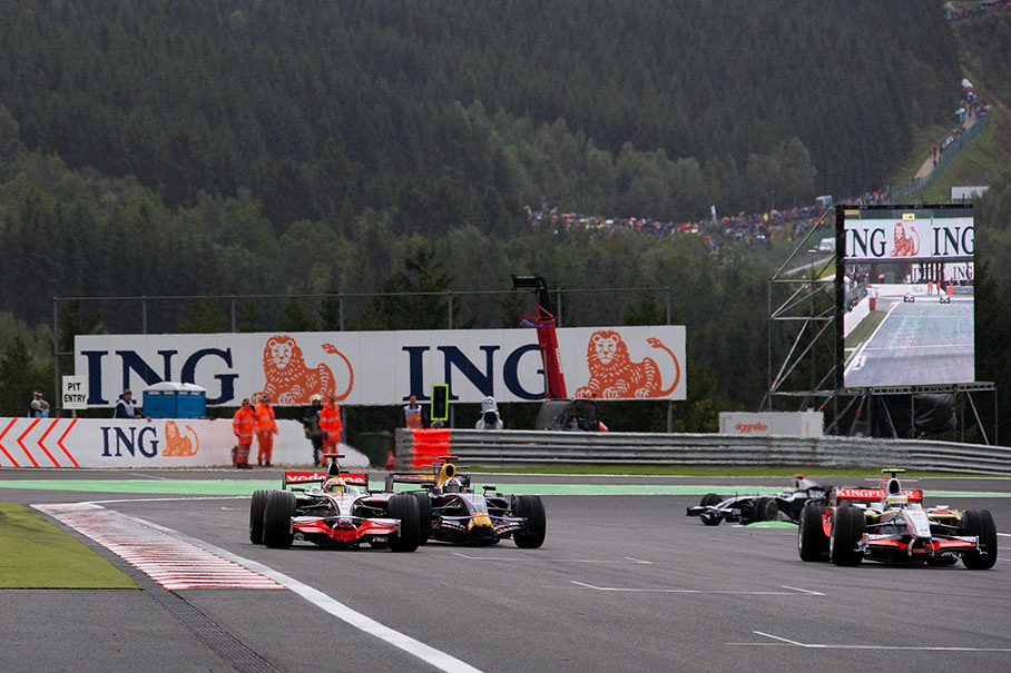 The end of the last lap, leader Hamilton comes around last chicane