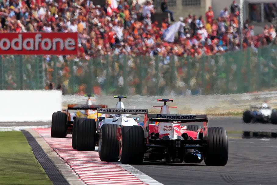 A queue of cars on the curbs