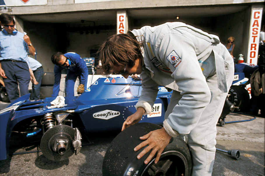 Jackie Stewart helps his mechanics