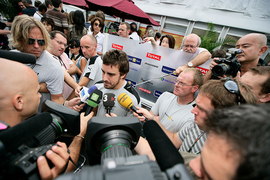After announcing his new assignment at Ferrari, Alonso gives interviews to the international press