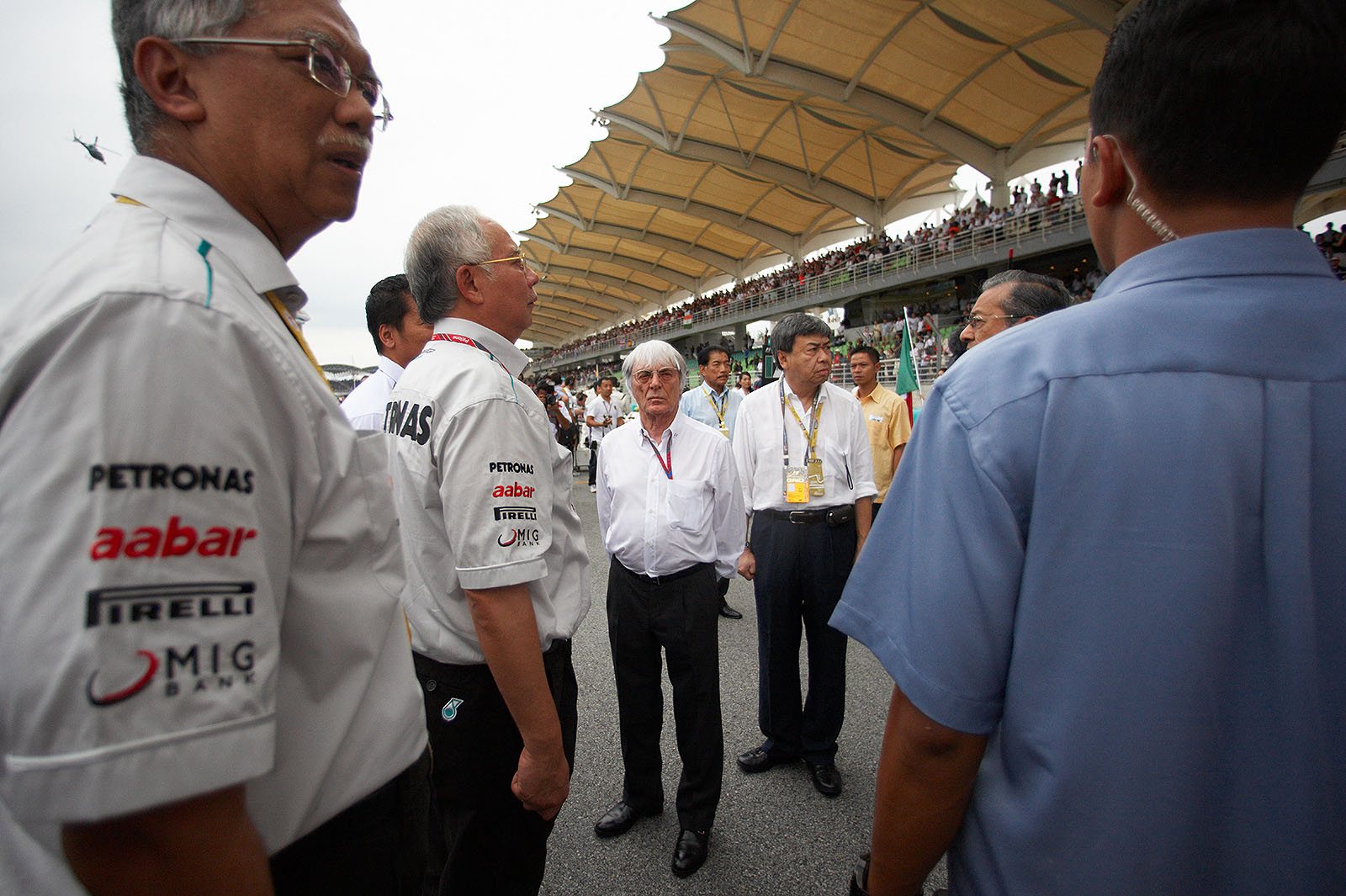 Bernie Eccleston stands on the grid before the race in Malaysia with Dato Sri Mohd Najib bin Tun Haji Abdul Razak, Prime Minister of Malaysia
