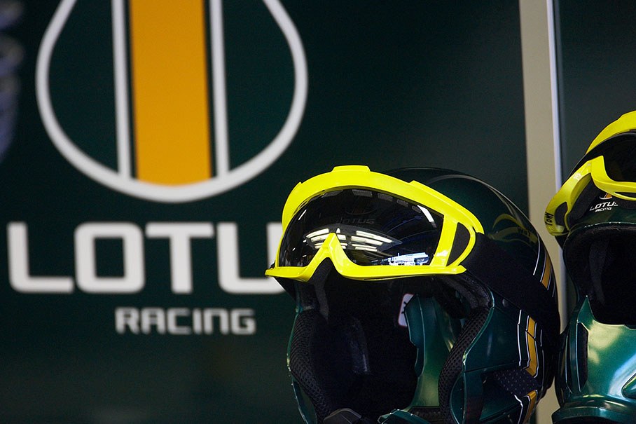 Protective helmet of the Lotus mechanics