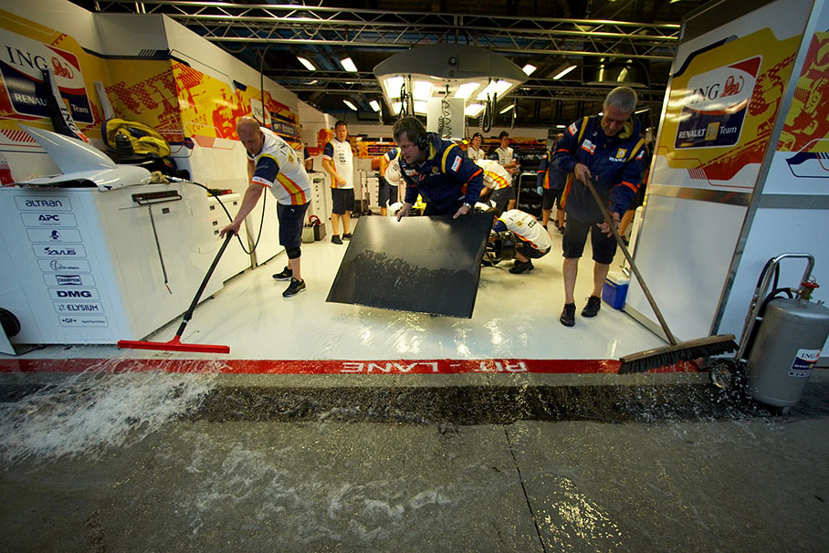 Renault mechanics try to keep the water masses away from pits