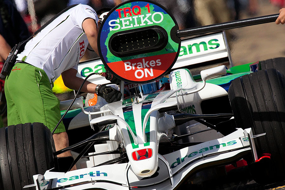 Jenson Button and the Honda mechanics practise a pit stop