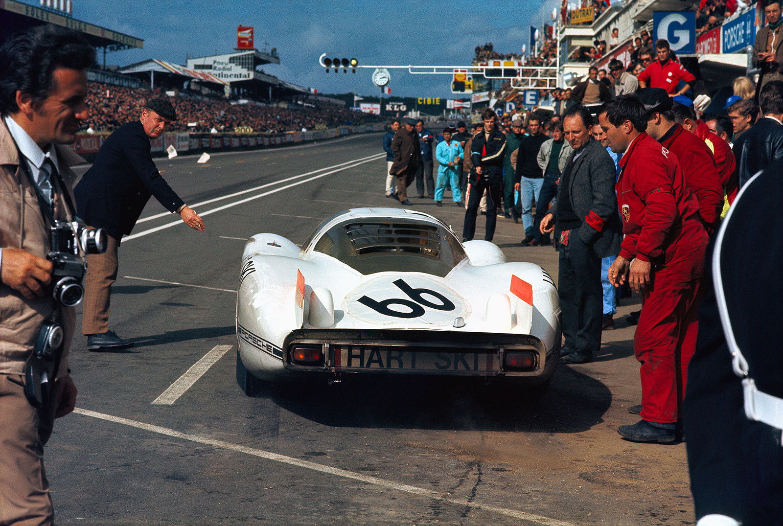Pit stop end of Albert Cognet (F) and Roger Riviere (F) on a Porsche 904 GTS entered by Albert Cognet