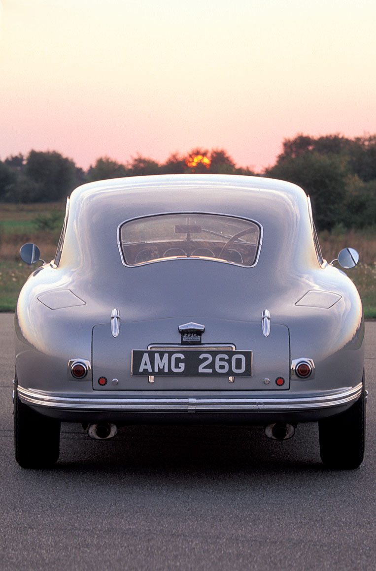 Beim Aston Martin DB2 LML/50/21 handelt es sich um die Nummer 21 der ersten 49 produzierten DB2 und um den ersten Aston Martin mit Vantage-Paket. Überhaupt wurden nur zwei Fahrzeuge dieser Serie als Vantage-Version ausgeliefert - die hier gezeigte an keinen geringeren als Briggs Cunningham.