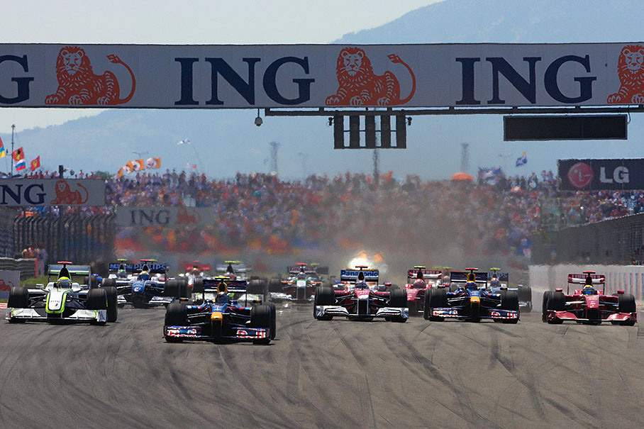 At the start, Red Bull's Sebastian Vettel is still in the lead