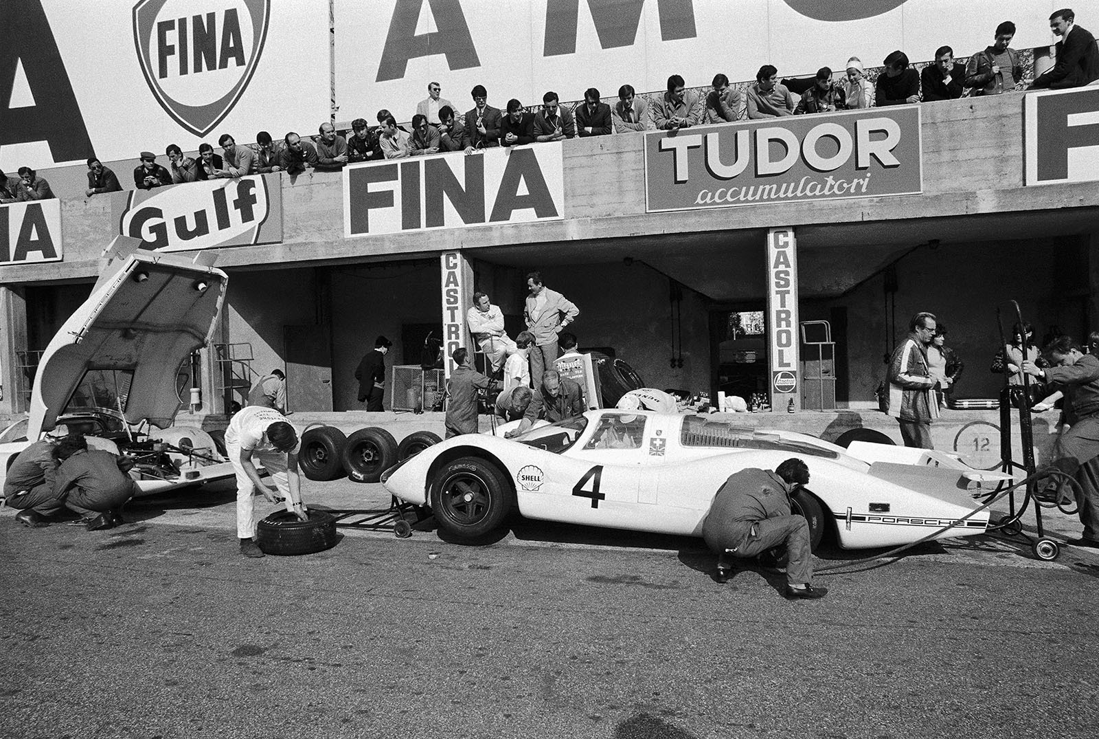 Jo Siffert's (CH) and Brian Redman's (GB) Porsche 908 LH 026 is being prepared in pits