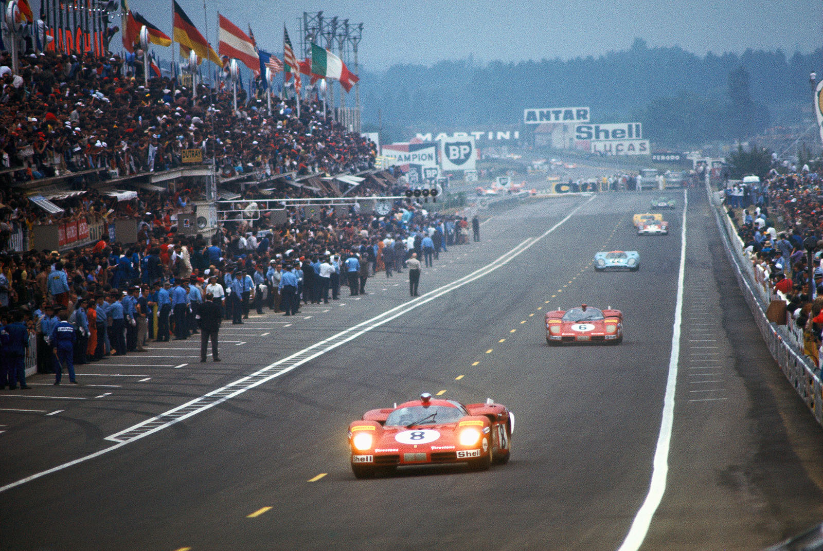 Early laps: 3rd placed Arturo Merzario (I) on Ferrari 512 S #1034 leads a queue of followers (Vaccarella, Ferrari no. 6, Hobbs, Porsche no. 22)