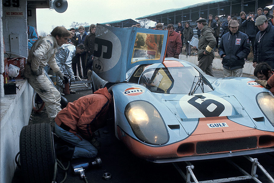 Pedro Rodriguez (MEX) and Derek Bell (GB) left hand watch the preparation of Jo Sifferts (CH) third placed Porsche 917K 014/029 at pits
