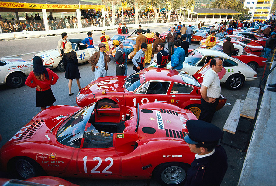 Piero Bellavia's (I) Abarth-Simca 2000 Bialbero (car no. 184) does not finish due to differecial failure, car no. 122 in front is the Fiat-Abarth 1000S of Salvatore Calascibetta (I) and Vincenzo Ferlito (I)