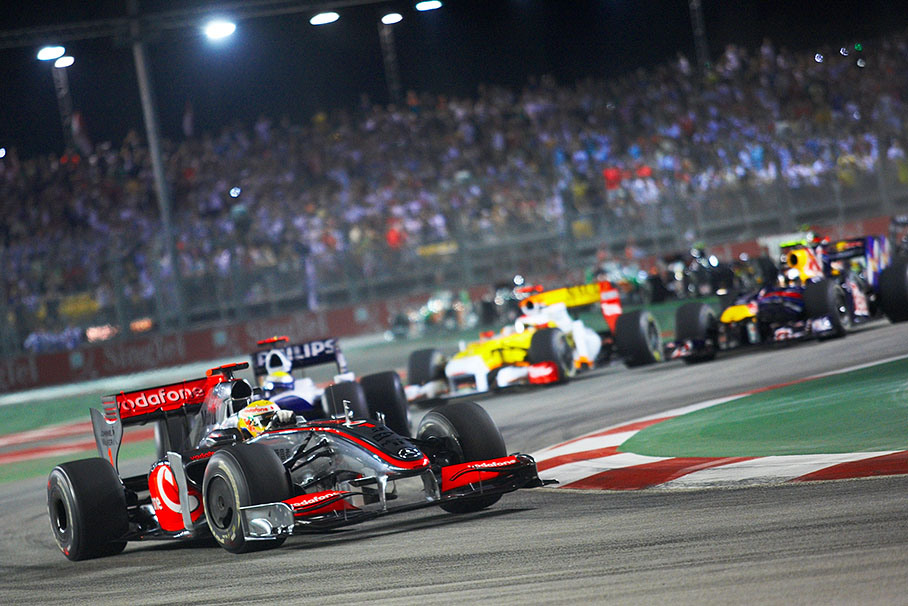 The start field passes the first chicane, Hamilton in the lead in front of Rosberg, Alonso fights for third position with Vettel