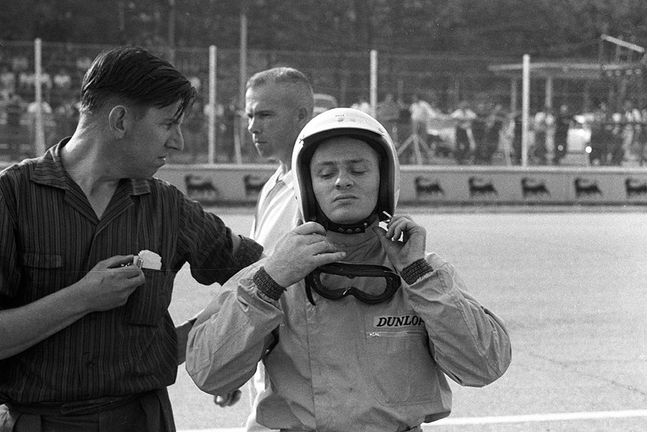 Bruce McLaren and Ken Tyrrell prepare for the Italian GP, Monza 1962