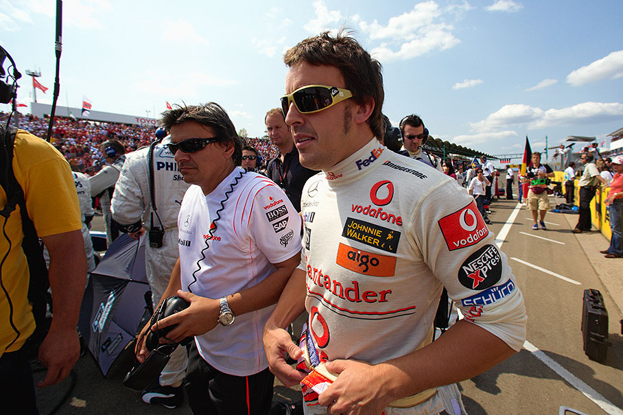 Fernando Alonso on the grid with his personal physio Fabrizio Borra