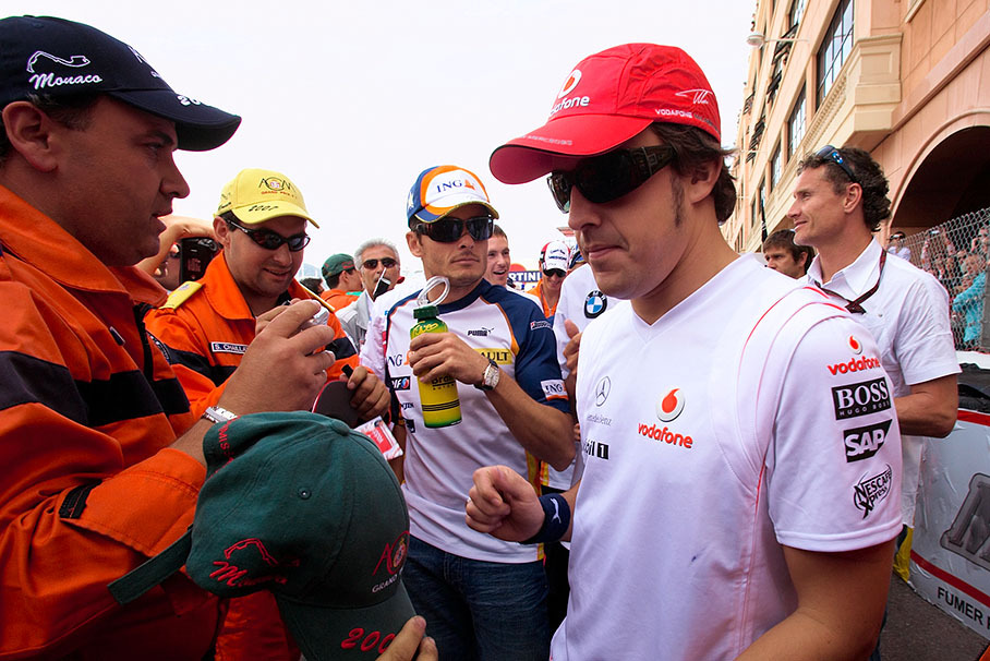 Catching drivers before parade - for the hard working marshals almost the only opportunity to get an autograph