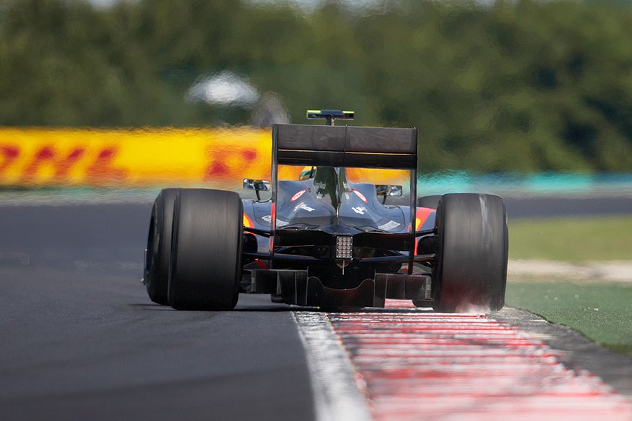 Bruno Senna, Hispania Racing, raises dust at flat curbs