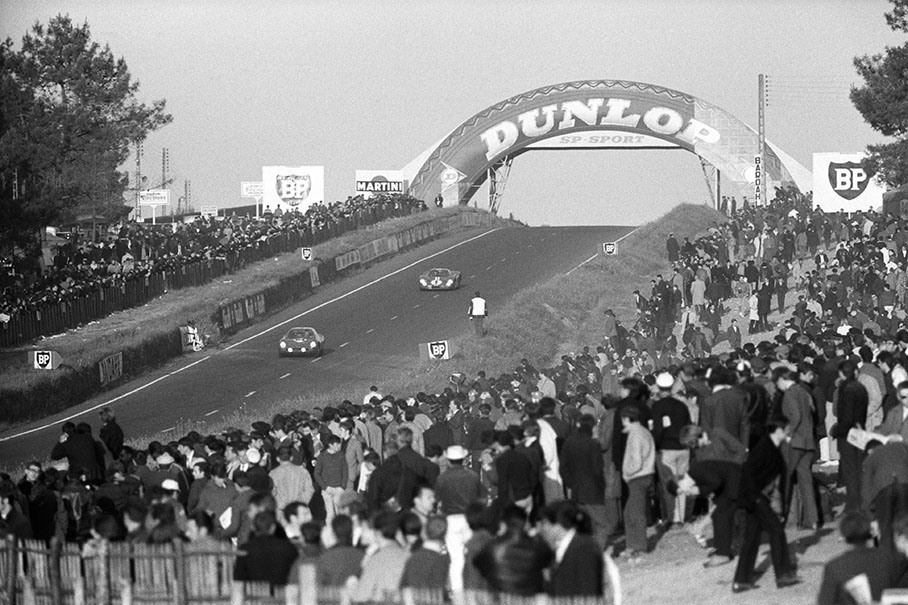 Race winners Dan Gurney (USA) and A. J. Foyt (USA) on a Ford Mk IV J6 entered by Shelby American Inc., close behind the Abarth 1300 OT #0033 of Marcel Martin (F) and Jean MÈsange (F)
